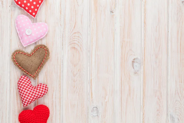 День святого Валентина фон с игрушечными сердцами — стоковое фото