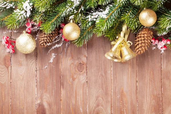 Kerstmis achtergrond met fir tree en decor — Stockfoto
