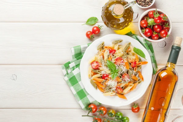 Colorida pasta de penne y vino blanco — Foto de Stock