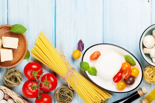 Mozzarella, tomatoes, basil and olive oil — Stock Photo, Image