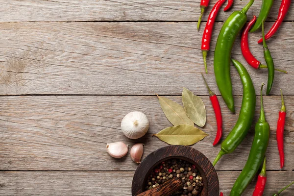 Chili peppar, peppar, vitlök och lagerblad — Stockfoto