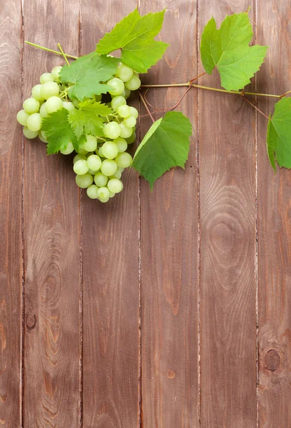 Bouquet de raisins et de vignes sur table en bois — Photo