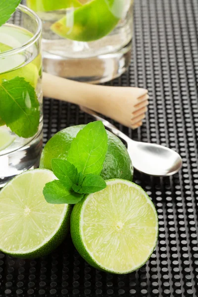 Mojito cocktail och ingredienser — Stockfoto