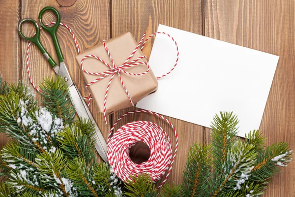 Рождественская упаковка подарков и елка — стоковое фото