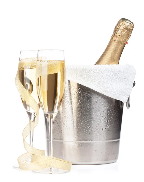 Botella de champán en cubo de hielo y vasos — Foto de Stock