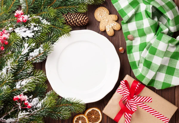 Ramo dell'albero di Natale, piatto vuoto e regalo — Foto Stock