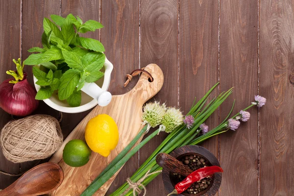 Herbal segar dan rempah-rempah di atas meja taman — Stok Foto