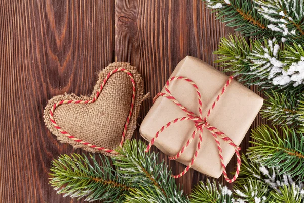 Hediye kutusu ve kalp ile Noel ağacı — Stok fotoğraf