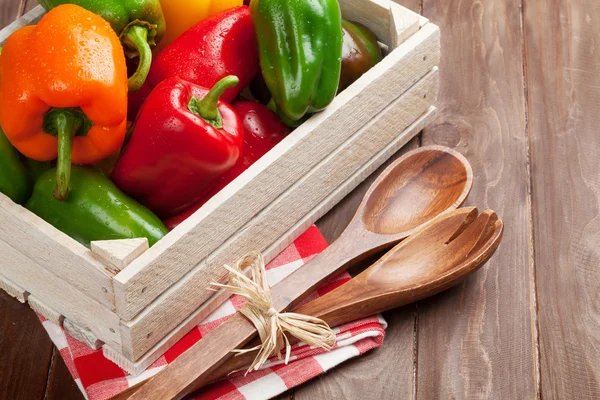 Färska färgglada paprika box — Stockfoto