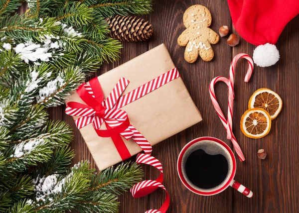 Weihnachtsbaum Zweig mit Geschenkbox — Stockfoto