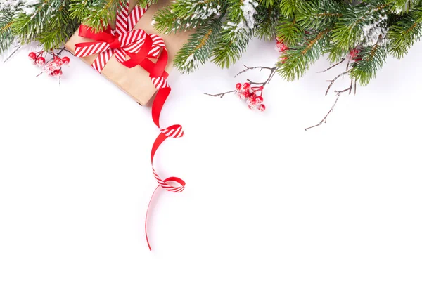 Ramos de árvore de Natal com caixa de presente — Fotografia de Stock