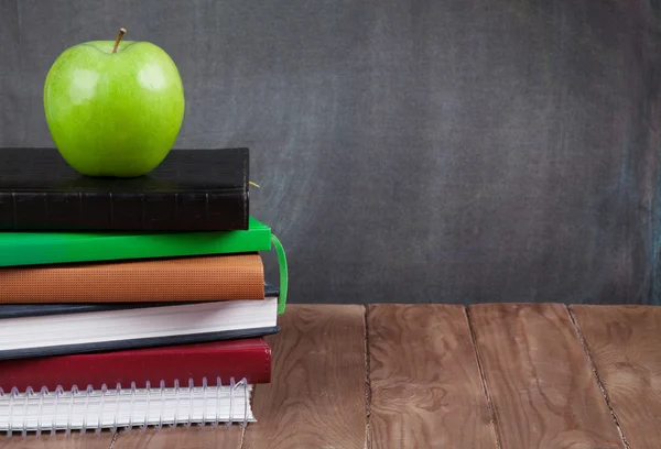 Schul- und Bürobedarf und Apfel — Stockfoto