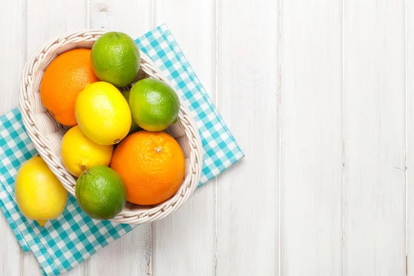 Zitrusfrüchte im Korb. Orangen, Limetten und Zitronen — Stockfoto