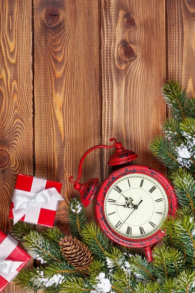 Reloj, abeto y cajas de regalo — Foto de Stock