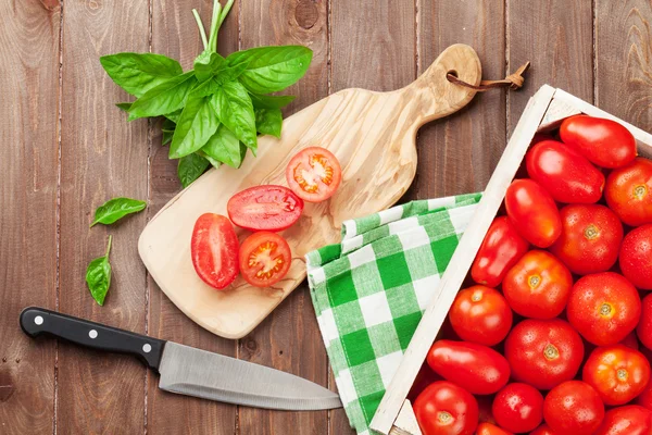 Tomates frescos de jardín cocinando — Foto de Stock