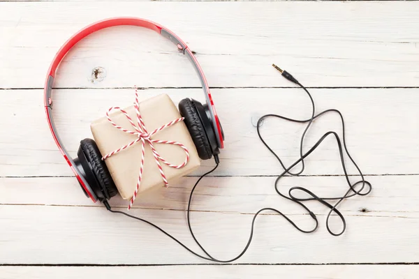 Caja de regalo con auriculares —  Fotos de Stock