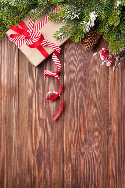 Sfondo di Natale con abete e regalo — Foto Stock