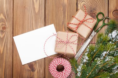 Ambalaj ve köknar ağacı Noel hediyeleri