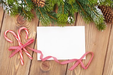Noel ağacı ve boş tebrik kartı