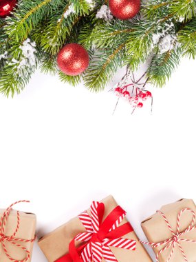 Hediye kutuları ile Noel ağacı dalı