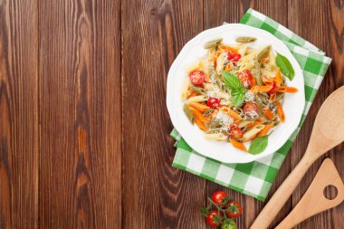 Renkli penne makarna domates ve fesleğen ile