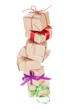 Beyaz arkaplanda hediye kutuları