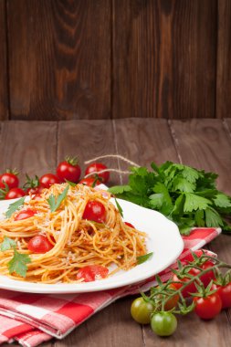 Spagetti makarna domates ve maydanoz ile