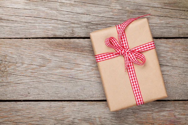 Caja de regalo en mesa de madera — Foto de Stock