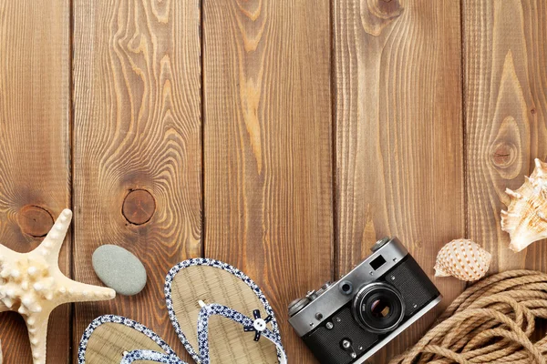 Artículos de viaje y vacaciones en mesa de madera — Foto de Stock