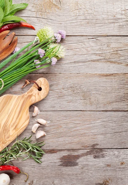 Friss fűszernövények és fűszerek a kerti asztal — Stock Fotó