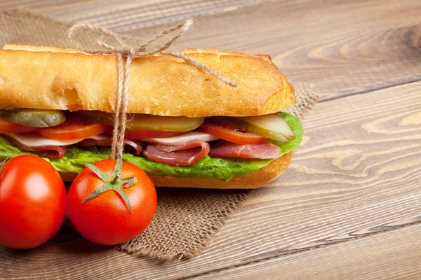 Sanduíche com salada, presunto, queijo e tomate — Fotografia de Stock