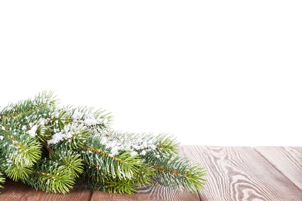 Χριστουγεννιάτικο δέντρο υποκατάστημα στο ξύλινο τραπέζι — Φωτογραφία Αρχείου