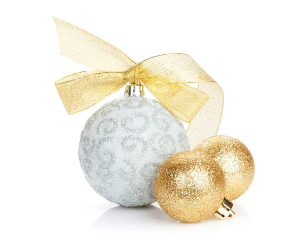 Kerstballen en gouden lint — Stockfoto