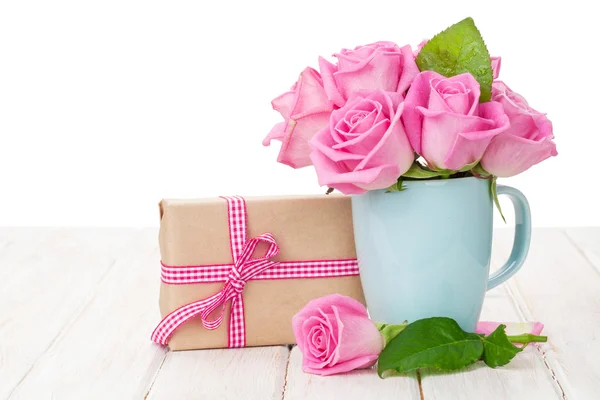 Día de San Valentín, rosas y caja de regalo — Foto de Stock