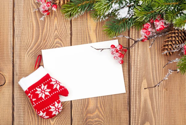 Rama de árbol de Navidad y tarjeta de felicitación en blanco —  Fotos de Stock