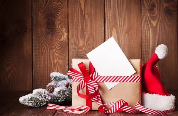 Caixa de presente de Natal e chapéu de santa — Fotografia de Stock