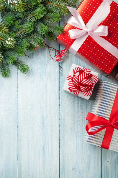 Cajas de regalo de Navidad y rama de árbol — Foto de Stock