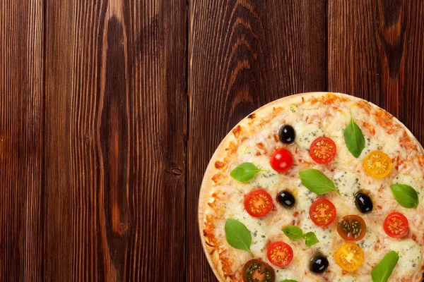 Ιταλική πίτσα στο ξύλινο τραπέζι — Φωτογραφία Αρχείου