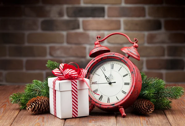 Caja de regalo de Navidad y despertador — Foto de Stock