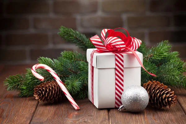クリスマス ギフト ボックス、ツリー ブランチ — ストック写真
