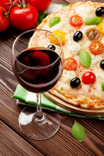 Бокал красного вина и итальянская пицца — стоковое фото