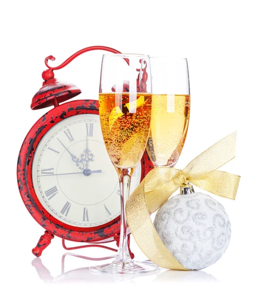 Champagneglazen, christmas decor en klok — Stockfoto