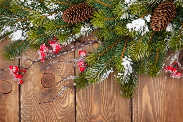 Kerst houten achtergrond met dennenboom — Stockfoto