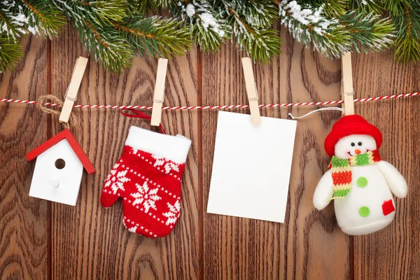 Árbol de abeto de nieve, marcos de fotos y decoración de Navidad en la cuerda sobre rus — Foto de Stock