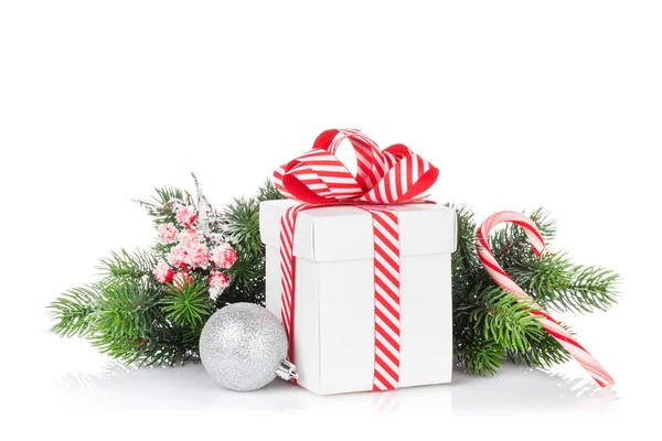 Christmas gift box en boom tak — Stockfoto