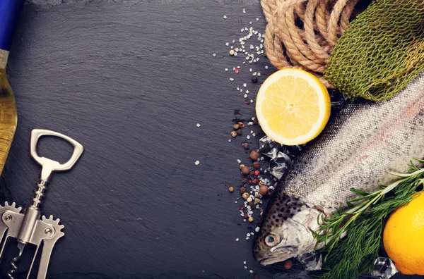 Trucha arco iris pescado y vino blanco —  Fotos de Stock