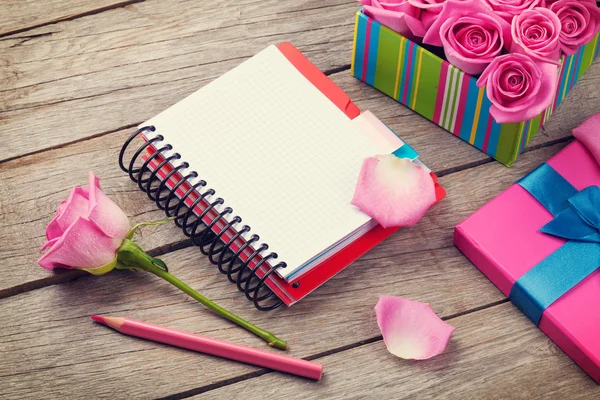 Notepad and gift box full of roses — Stock Photo, Image