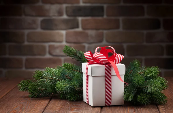 Vánoční dárkové krabice a stromu větev — Stock fotografie