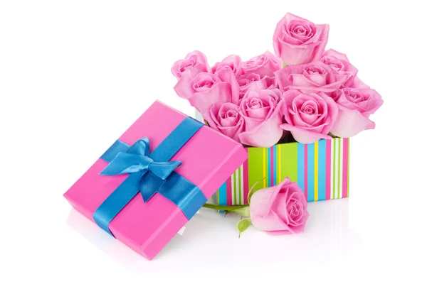 Geschenkbox voller rosa Rosen — Stockfoto