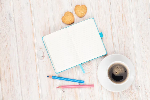 Café, biscoitos em forma de coração e bloco de notas — Fotografia de Stock